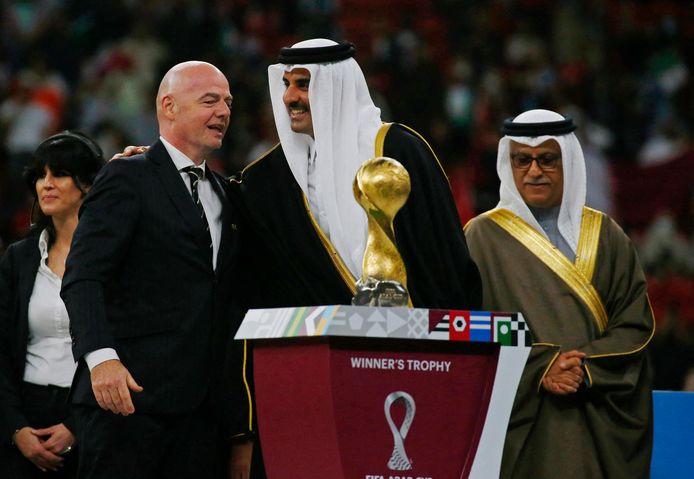 FIFA-voorzitter Gianni Infantino (l) samen met Tamim bin Hamad Al Thani (m), de emir van Qatar, voorafgaand aan de finale van het toernooi om de Arabiëcup.
