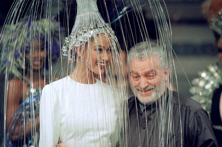 Modeontwerper Paco Rabanne met een van de modellen van zijn haute couture-show in 1992 in Parijs.  Beeld AP