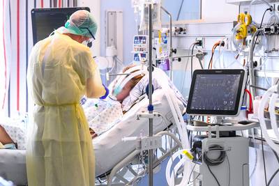 Aantal coronapatiënten in ziekenhuizen daalt voor het eerst in maand tijd