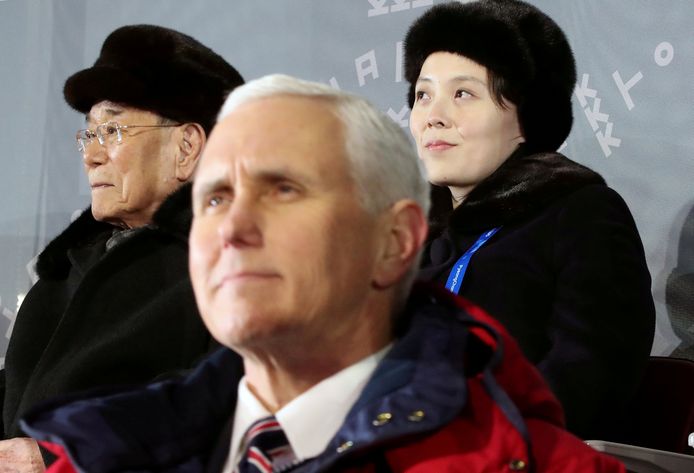 De Amerikaanse vicepresident Mike Pence, woont samen met de Noord-Koreaanse vertegenwoordiger Kim Yong Nam en de zus van Kim Jong Un, Kim Yo Jong.