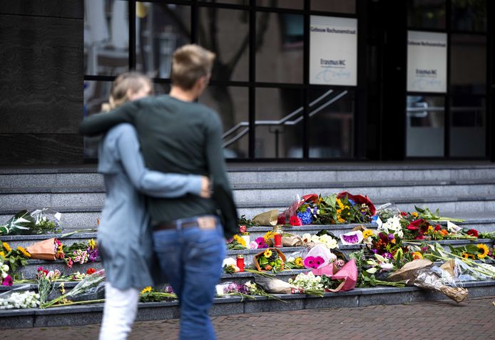 Fiori sul marciapiede dell'Erasmus Medical Center di Rotterdam, dopo due sparatorie che hanno causato la morte di tre persone.