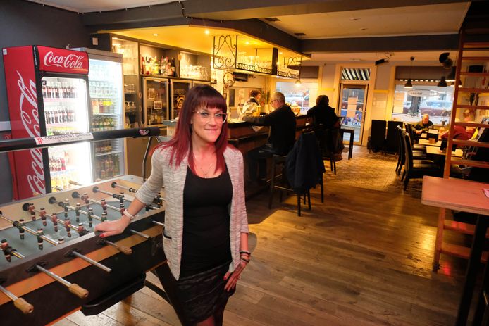 Kathy Hendrickx van café Don Quichote in het dorp van Onze-Lieve-Vrouw-Waver