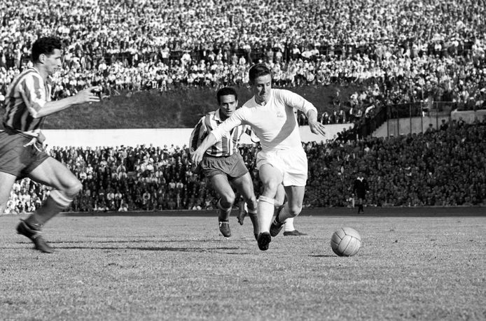 Raymond Kopa aan de bal als speler van Real Madrid in 195