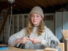 Goudsmid Dorien (23) tackelt het stigma over tandsieraden: ‘Met een grill kun je juist je eigen identiteit vormgeven’