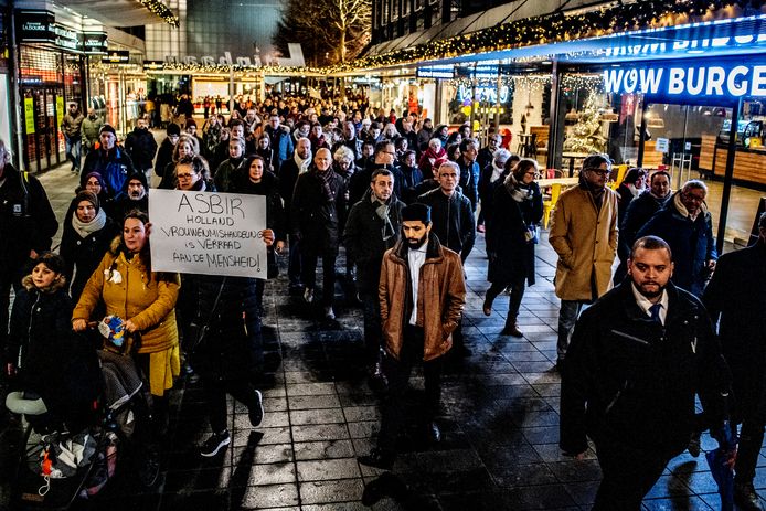 Honderden mensen liepen mee door het centrum van Rotterdam om te demonstreren tegen geweld tegen vrouwen.