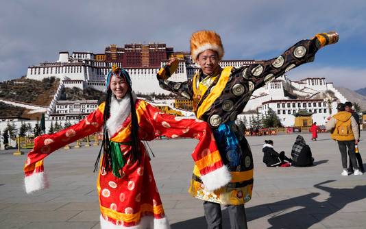 Toeristen in Tibetaanse kledij voor het Potalapaleis in Lhasa.