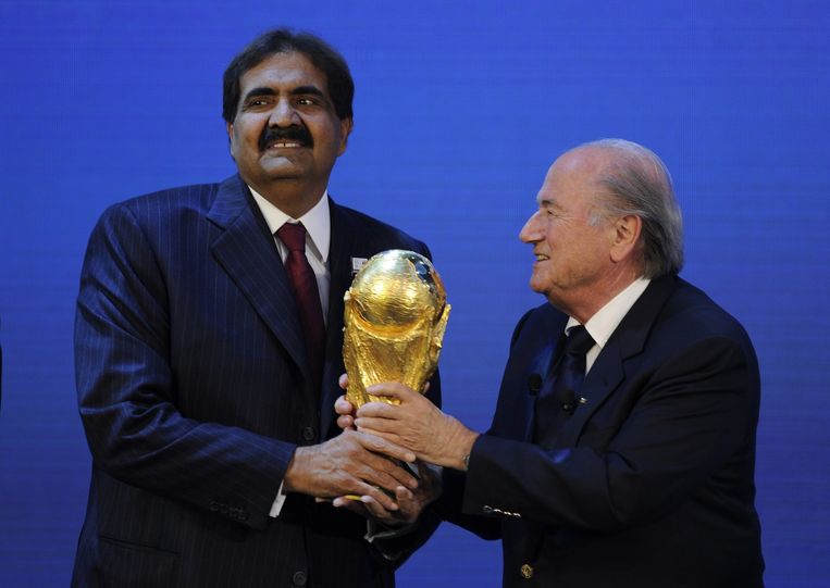 De Emir van Qatar samen met Sepp Blatter bij de WK-toewijzing in 2010. Beeld EPA