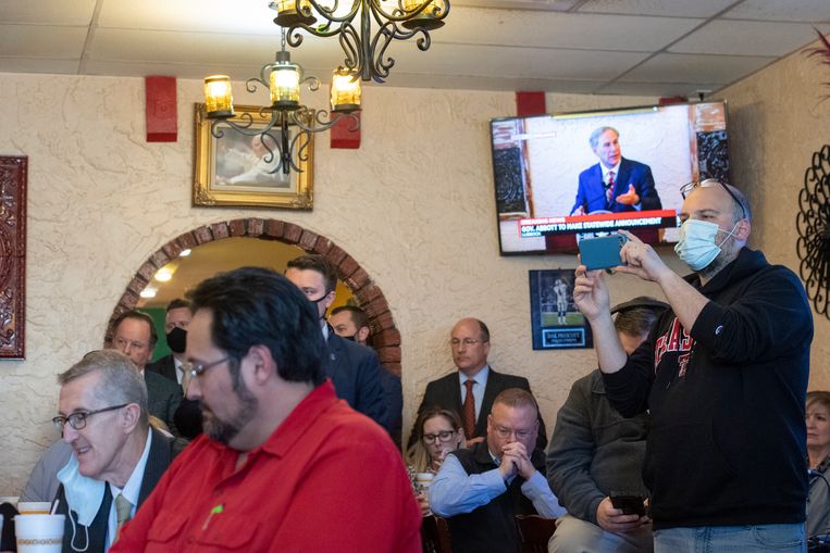 Dit volgepakt restaurant in het Texaanse Lubbock volgt de toespraak van de Republikeinse gouverneur Greg Abbott, waar hij het einde van de mondmaskerplicht aankondigt. Beeld AP