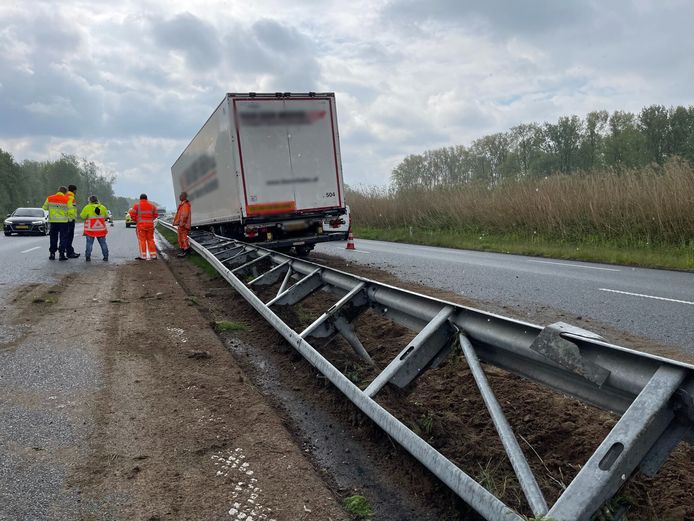 methaan Buiten adem Reorganiseren Vrachtwagen verliest trailer op N279 tussen Heeswijk-Dinther en Veghel |  Oss e.o. | bd.nl