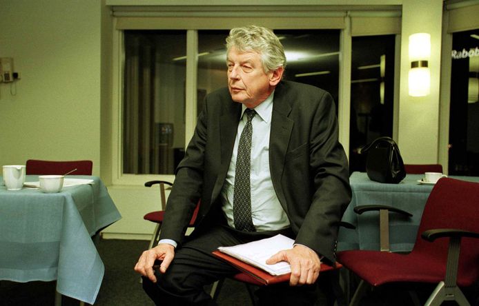 3 maart 1999:  Wim Kok bekijkt de uitslagen van de Provinciale Statenverkiezingen ineen achterafzaaltje van het provinciehuis in Arnhem.