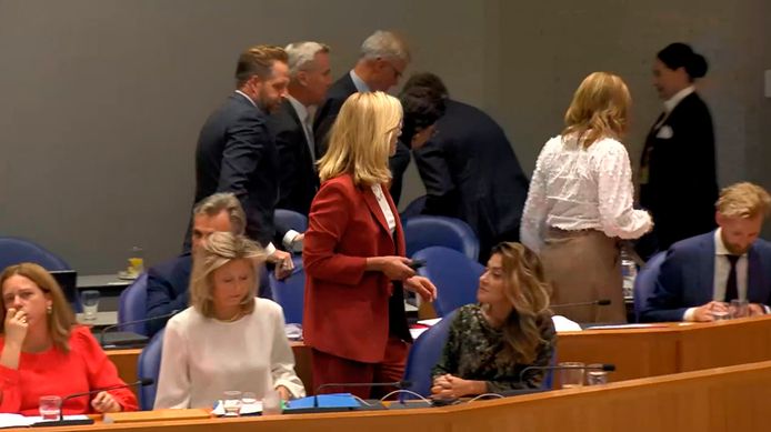 Het voltallige kabinet heeft de Tweede Kamer verlaten toen Thierry Baudet (FVD) tijdens de Algemene Politieke Beschouwingen uithaalde naar minister Sigrid Kaag.