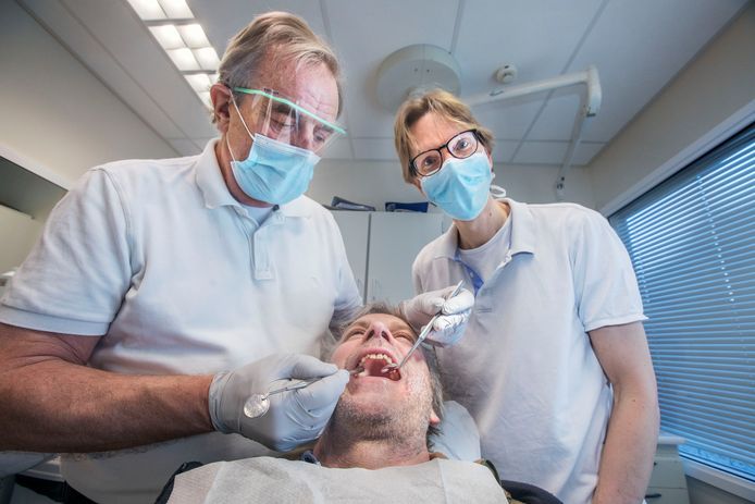 Deze Tandartsen Helpen Daklozen Met Hun Gebit Zonder Voortanden Is Het Lastig Solliciteren Dit Zijn Onze Topverhalen Ad Nl