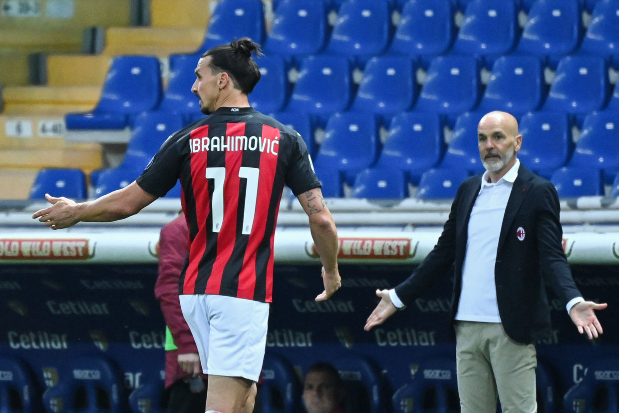 Zlatan Ibrahimovic si consulta con il suo allenatore Stefano Pioli.  Foto dell'Agenzia France-Presse