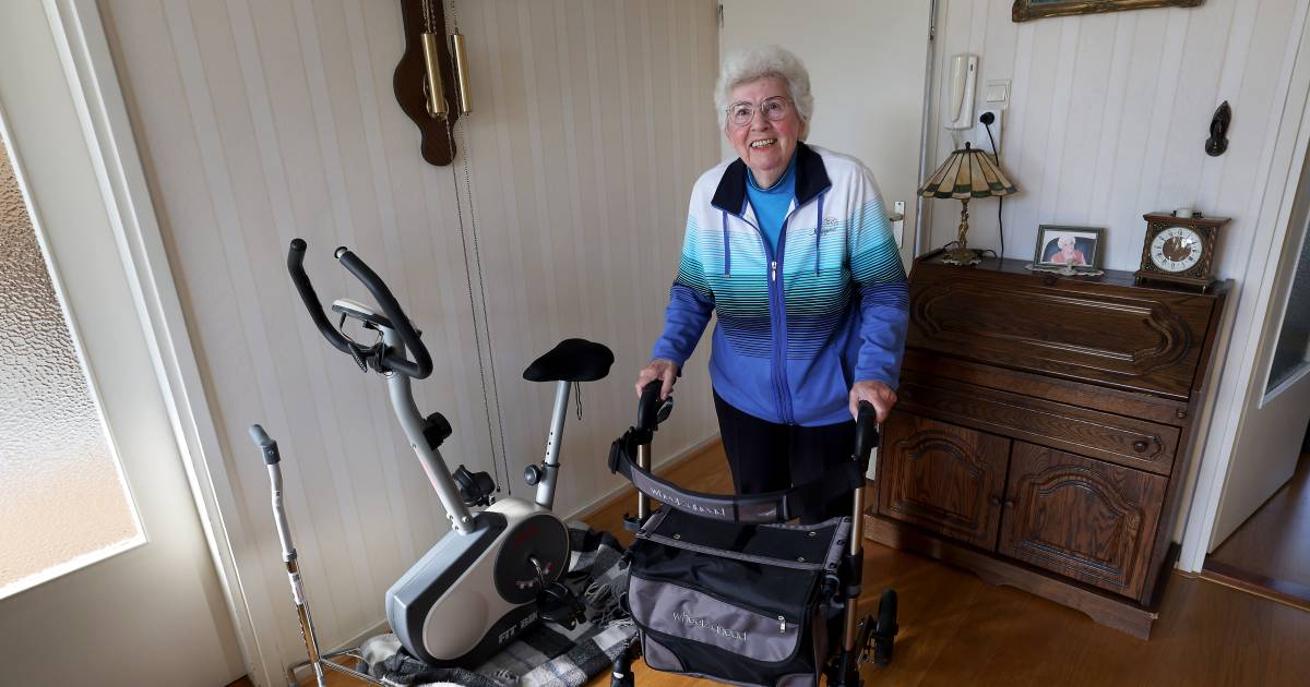 Louise (87) ligt na val tien uur hulpeloos op de grond ‘En opeens stond een agent naast me