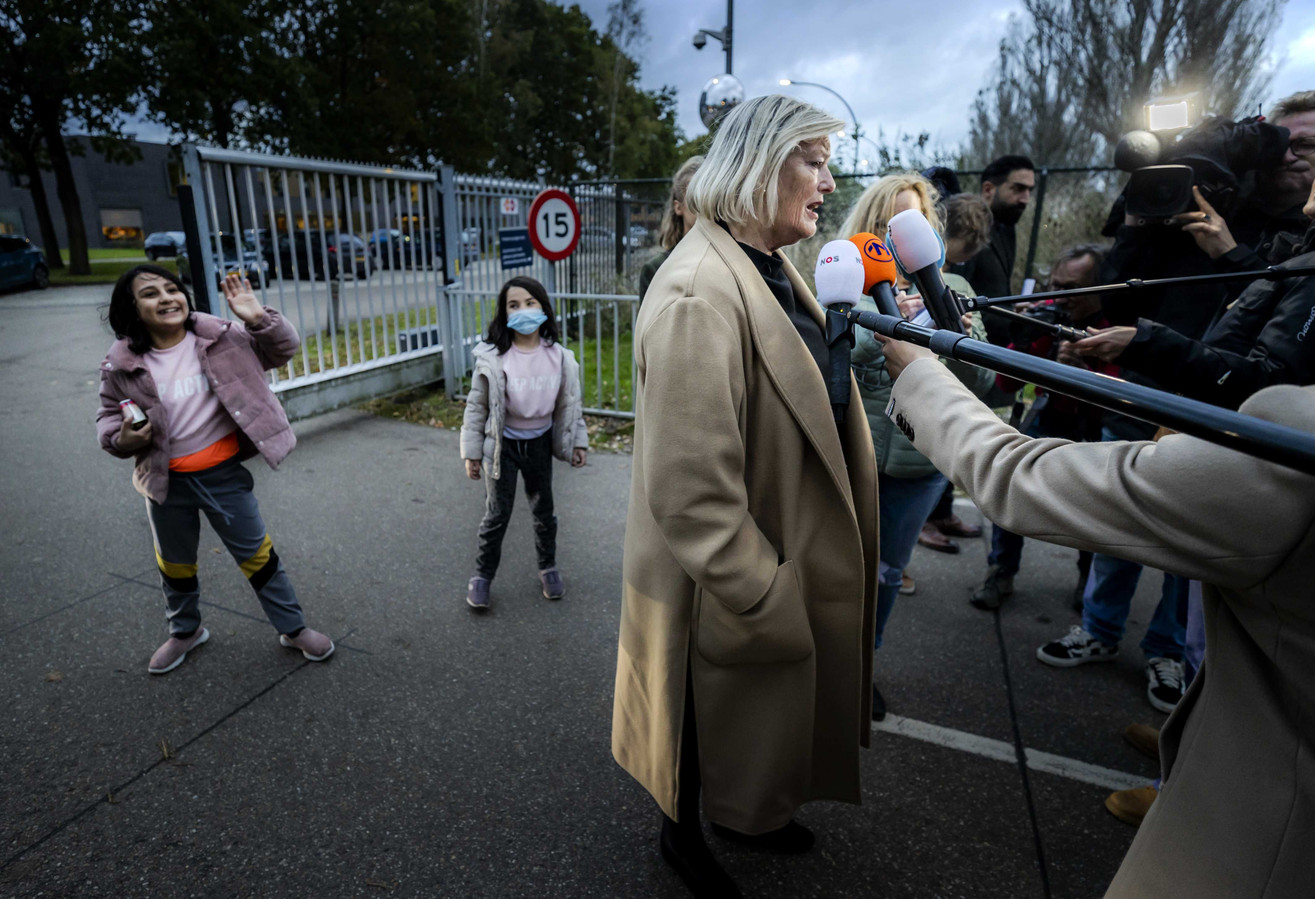 Demissionair staatssecretaris Ankie Broekers-Knol staat de pers te woord nadat ze een bezoek heeft gebracht aan het overvolle aanmeldcentrum in Ter Apel.