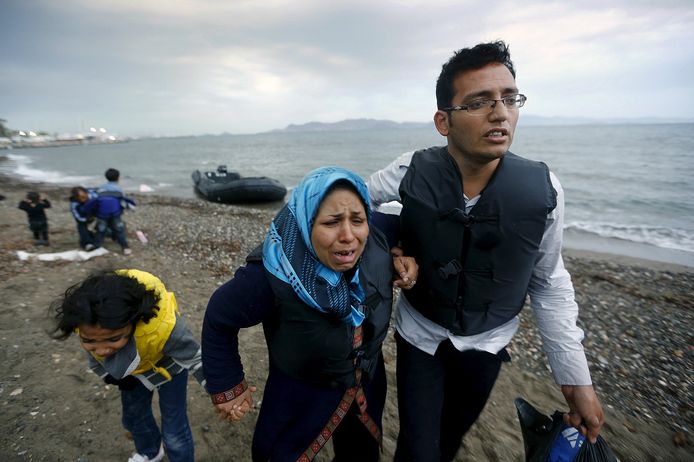 Een Afghaanse familie komt aan in het Griekse Kos na de oversteek vanuit Turkije op een klein bootje.