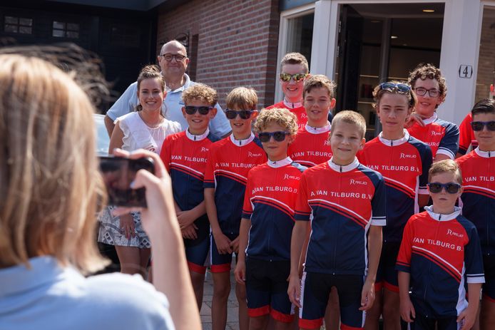 Ook dit jaar uiteraard weer een kleine tour in Steenbergen. Bij rondemiss Evy gingen de groepen op de foto.