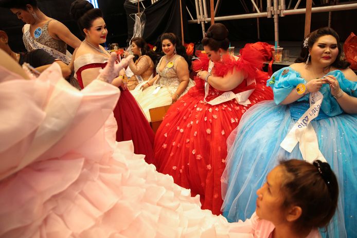 Deelnemers aan de Miss Jumboverkiezing in een Thais warenhuis maken zich op voor een wervelende show: een maatje meer. Nadat de winnaar bekend is gemaakt, nemen ze iets lekkers… Foto Athit Perawongmetha