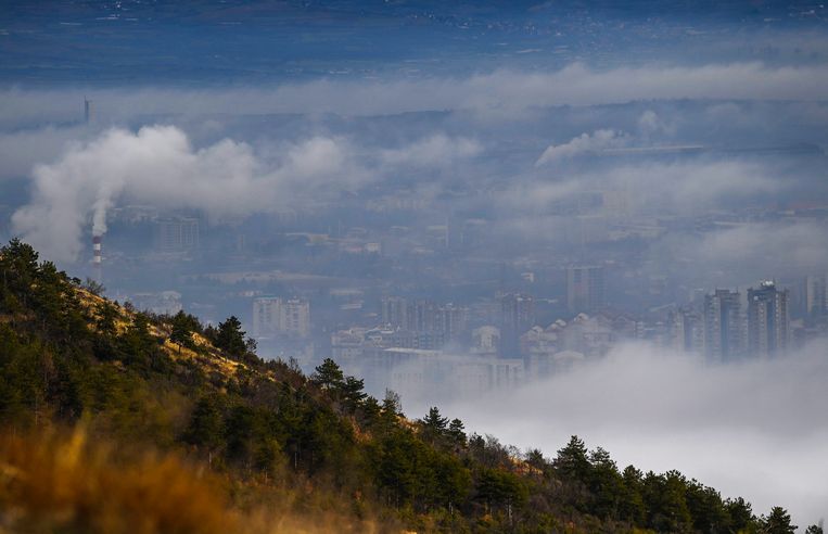 Smog boven Skopje, de hoofdstad van Noord-Macedonië. Beeld Georgi Licovski, EPA