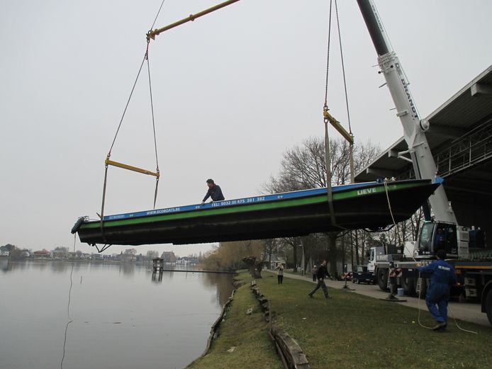 Nieuwe overzetboot te water gelaten Berlare hln.be