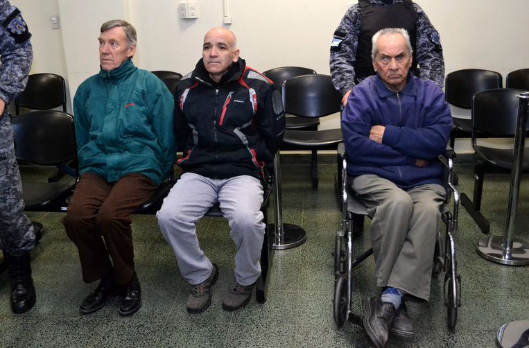 Nicola Corradi (rechts, in rolstoel), Horacio Corbacho (links) en de voormalige tuinman Armando Gomez (midden) in de rechtszaal.  Beeld AFP