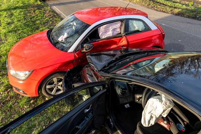 Twee auto's kwamen vrijdagmiddag met elkaar in botsing op de Statendamweg in Oosterhout.