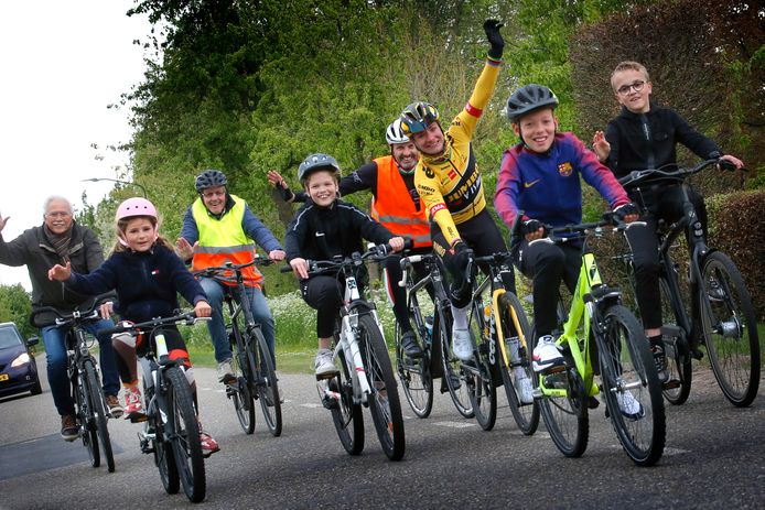 Wereldkampioen Marianne Vos stapte zaterdag met kinderen op de fiets, voordat ze in Wijk en Aalburg werd gehuldigd vanwege het behalen van haar achtste WK-titel veldrijden.