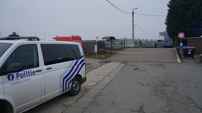 De omgeving van de steiger van het veer is door de politie afgesloten in afwachting van de komst van het labo en de wetsdokter.