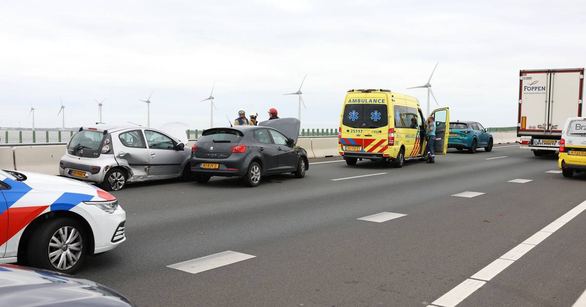 Ongeval op Ketelbrug leidt tot anderhalf uur vertraging op de A6 tussen Lelystad en Emmeloord.