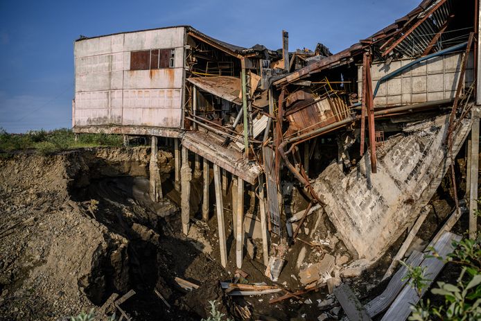 Een ingezakt gebouw door smeltend permafrost in Cherskiy, archiefbeeld.