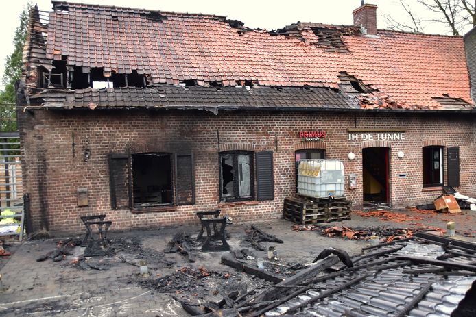 Zowat twee derde van het jeugdhuis De Tunne in Izegem werd vernield bij de aangestoken brand.