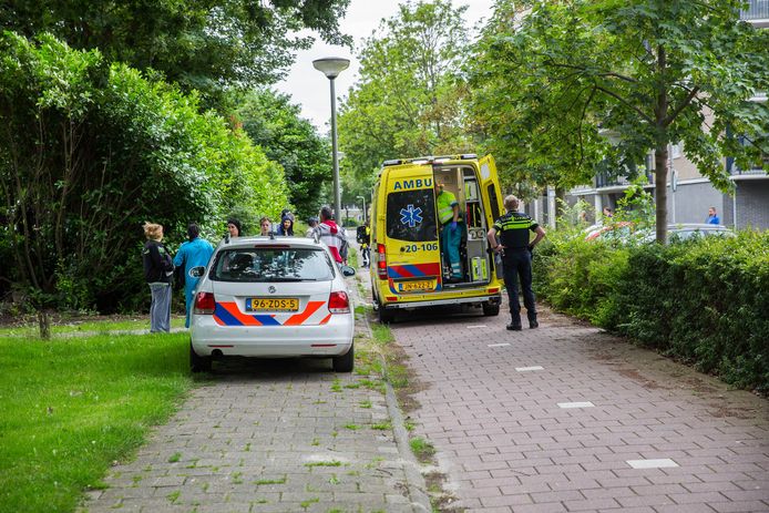 De gewonde Bredanaar wordt per ambulance afgevoerd na de mishandeling bij winkelcentrum Lindenburg in Roosendaal. Archieffoto Christian Traets