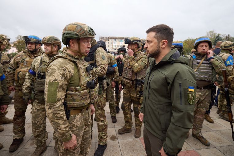 De Oekraïense president Zelensky (R) spreekt met commandant Oleksandr Syrskyi (L). Beeld Photo News
