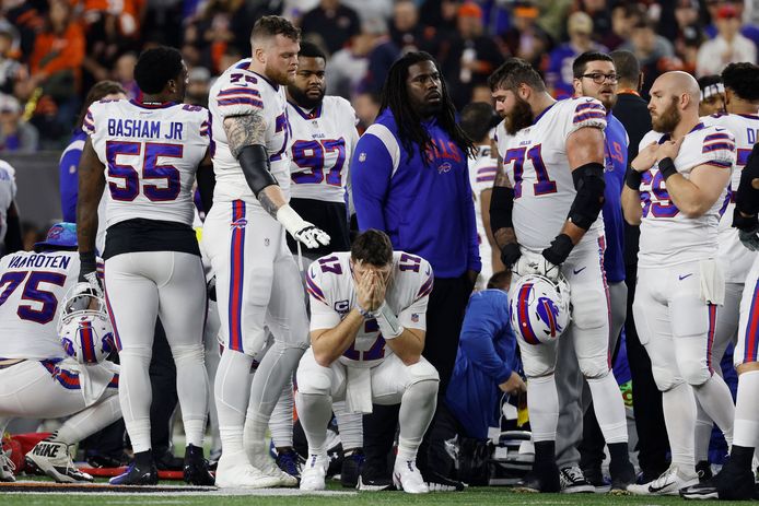 Ontzetting op de gezichten van de spelers van de Buffalo Bills.