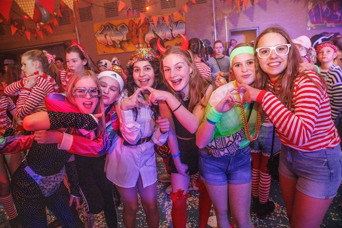 Bijna 400 kinderen kwamen zaterdag naar de eerste carnavalsavond in de Leutbunker. Vier dagen kunnen zij daar terecht om te feesten op de muziek van DJ Roofless ofwel Bart van de Luijtgaarden, die voor het eerst voor de dansende en hossende jeugd staat.  Met de Jeugdraad voorop in de polonaise en danspasjes van de majorettes is er in de jaren weinig veranderd. Gestreepte truitjes zijn favoriet. Duidelijk is dat ze genieten en de sinas en cola niet aan te slepen zijn. De 20 vrijwilligers van de Jeugdinstuif zorgen er alle avonden voor dat de kinderen carnaval kunnen vieren. Dit jaar bestaat jeugdinstuif 60 jaar. Omdat het geen carnavalsjubileum is wordt het niet gevierd.