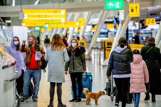 Reizigers op Schiphol. Velen kijken reikhalzend uit naar een vakantie.