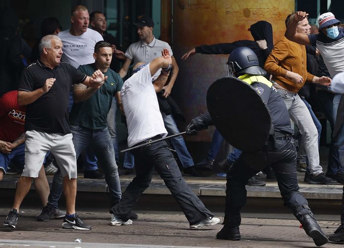 Demonstranten zoeken de confrontatie met de politie bij het Centraal Station
