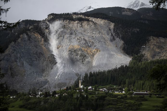 Een rotsmassa van 2 miljoen kubieke meter staat op het punt los te komen van de berg.