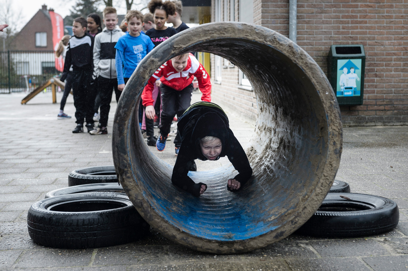 Niets mogelijk door corona? Op het schoolplein in Hulsen hebben ...