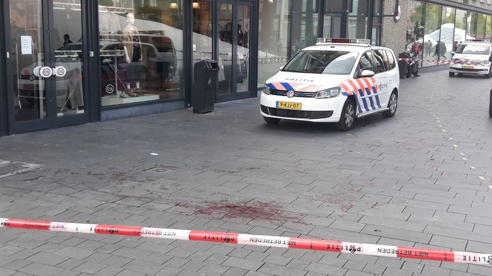 Op het 18 Septemberplein ligt nog veel bloed.