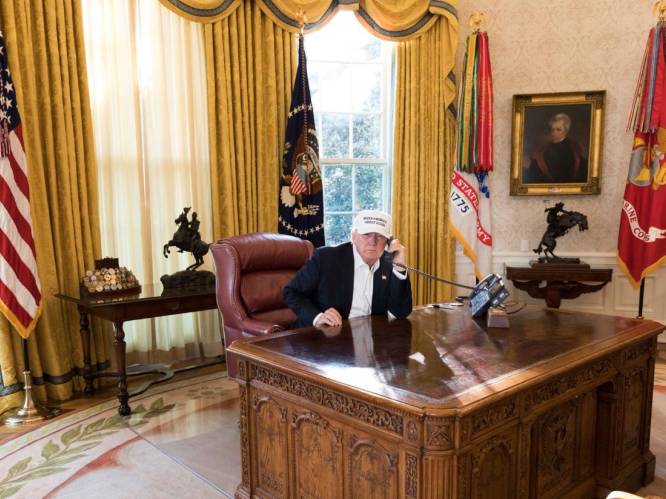 Trump werkt hard... aan leeg bureau