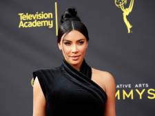 Kim Kardashian leert haar fans hoe je het best m&m's eet