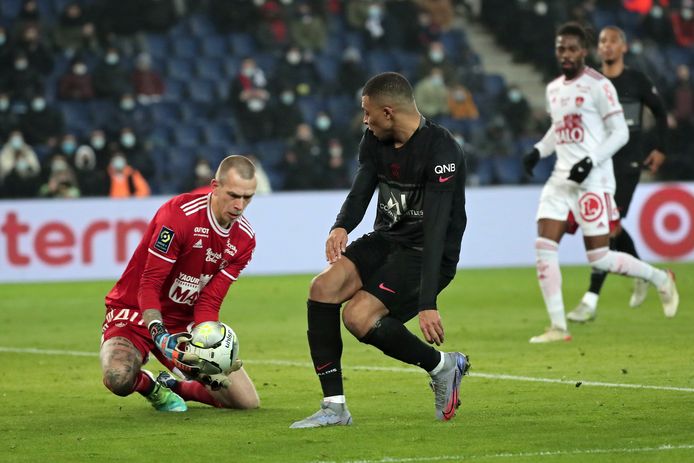 Marco Bizot is Kylian Mbappé de baas.