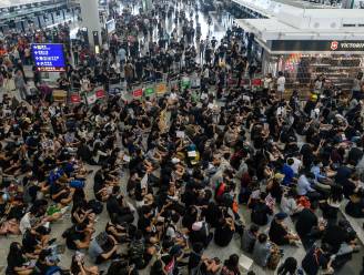 Luchthaven Hongkong opnieuw lamgelegd door blokkade manifestanten, Chinese legervoertuigen verzamelen aan grens
