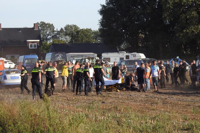 Politie en hulpdiensten na de aanrijding bij de autocross in Leende.