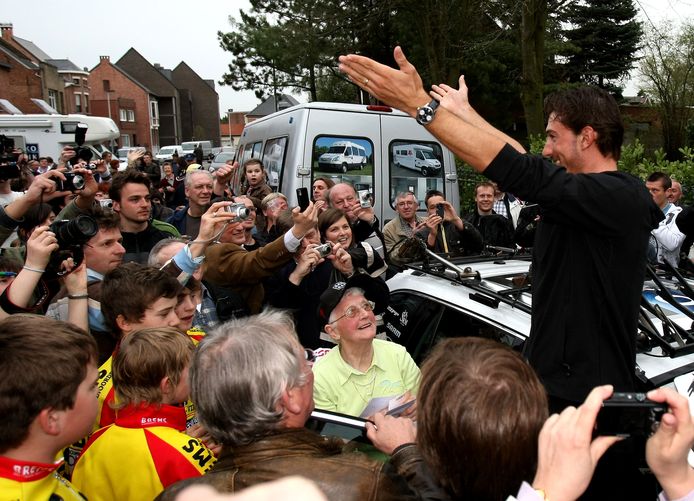 Fabian Cancellara begroet zijn fans als een god in Koningshooikt (2010-04-07). Foto: Maarten Straetemans