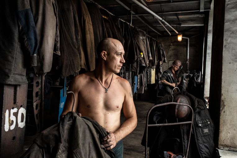 Mijnwerker Vasili Maslov voor zijn dienst in de omkleedruimte van de mijn.  Beeld Adriaan Backer