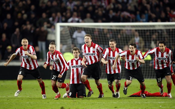 Vreugde bij de spelers van PSV nadat doelman Heurelho Gomes de beslissende penalty van Tottenham-speler Pascal Chimbonda heeft gekeerd.