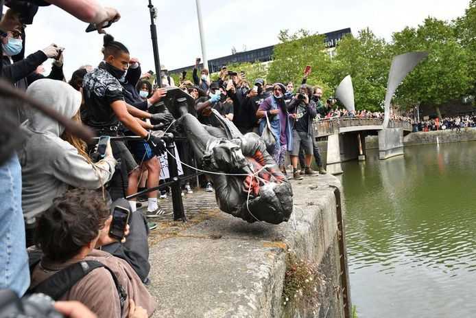 In Bristol werd een standbeeld van een historisch figuur van zijn sokkel gehaald en in de dokken gedumpt.