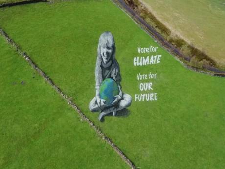 Un artiste crée une gigantesque œuvre poignante pour la Journée de la Terre 2024